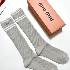 配包装🌟【一盒一双】🌟缪缪 miumiu 经典字母logo双针针织 纯棉长筒袜 小腿袜🌟ins爆款!专 配包装🌟【一盒一双】🌟缪缪 miumiu 经典字母logo双针针织 纯棉长筒袜 小腿袜🌟ins爆款!专