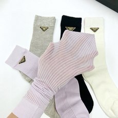 配包装🌟【一盒4 双】🌟Prada 普拉达 经典字母logo 超薄无骨中筒袜,纯棉 条纹小腿袜 堆堆袜 配包装🌟【一盒4 双】🌟Prada 普拉达 经典字母logo 超薄无骨中筒袜,纯棉 条纹小腿袜 堆堆袜