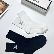 配包装🌟【一盒2 双】 🌟Chanel 香奈儿 经典字母logo ins超火爆中筒袜,纯棉面料,潮人必备 配包装🌟【一盒2 双】 🌟Chanel 香奈儿 经典字母logo ins超火爆中筒袜,纯棉面料,潮人必备