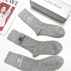 配包装🌟【一盒3双】 🌟balenciaga 巴黎世家 经典字母logo 纯棉 中筒袜 ,软糯亲肤, 配包装🌟【一盒3双】 🌟balenciaga 巴黎世家 经典字母logo 纯棉 中筒袜 ,软糯亲肤,