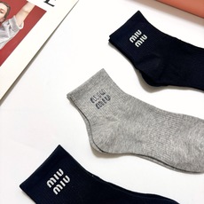 配包装🌟【一盒3双】 🌟缪缪 miumiu 经典字母logo 纯棉混纺短筒袜 ,软糯亲肤,ins超火 配包装🌟【一盒3双】 🌟缪缪 miumiu 经典字母logo 纯棉混纺短筒袜 ,软糯亲肤,ins超火