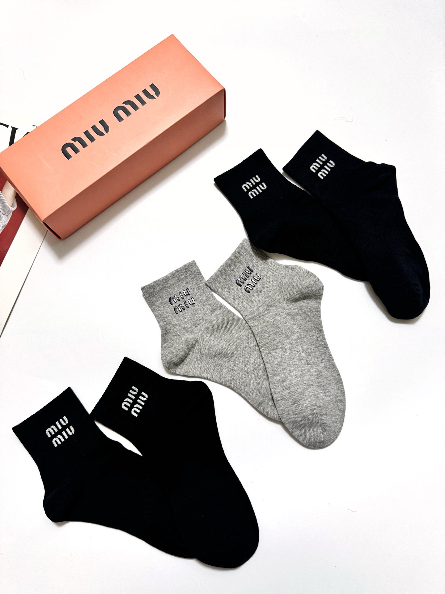 配包装🌟【一盒3双】 🌟缪缪 miumiu 经典字母logo 纯棉混纺短筒袜 ,软糯亲肤,ins超火 配包装🌟【一盒3双】 🌟缪缪 miumiu 经典字母logo 纯棉混纺短筒袜 ,软糯亲肤,ins超火