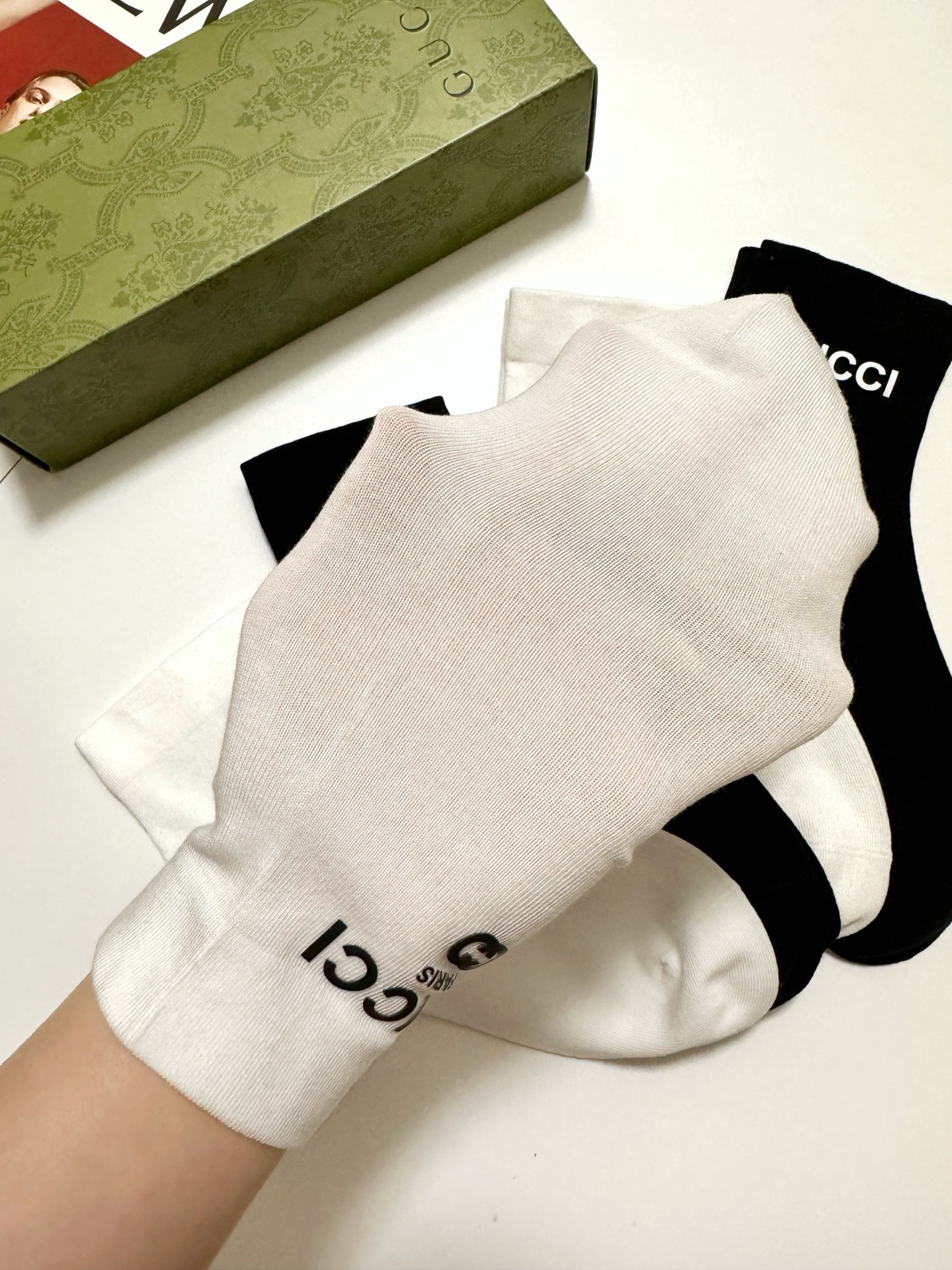 配包装🌟【一盒4双】🌟Gucci 古琦 经典字母logo 纯棉中筒袜 经典纯色短袜🌟ins爆款！专柜在售