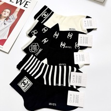 配包装🌟【一盒5 双】🌟Chanel 香奈儿 经典字母 logo短袜 !纯棉面料软糯亲肤!🌟ins爆款 配包装🌟【一盒5 双】🌟Chanel 香奈儿 经典字母 logo短袜 !纯棉面料软糯亲肤!🌟ins爆款