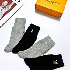 配包装🌟【一盒4 双】🌟LV 路易威登 爆款字母logo中筒袜 小腿袜。纯棉混纺材质,超完美配色,款式经 配包装🌟【一盒4 双】🌟LV 路易威登 爆款字母logo中筒袜 小腿袜。纯棉混纺材质,超完美配色,款式经