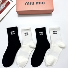 配包装🌟【一盒4 双】🌟缪缪 miumiu 经典字母logo纯棉中筒袜 🌟ins爆款!专柜在售ing 配包装🌟【一盒4 双】🌟缪缪 miumiu 经典字母logo纯棉中筒袜 🌟ins爆款!专柜在售ing