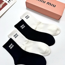 配包装🌟【一盒4 双】🌟缪缪 miumiu 经典字母logo纯棉中筒袜 🌟ins爆款!专柜在售ing 配包装🌟【一盒4 双】🌟缪缪 miumiu 经典字母logo纯棉中筒袜 🌟ins爆款!专柜在售ing