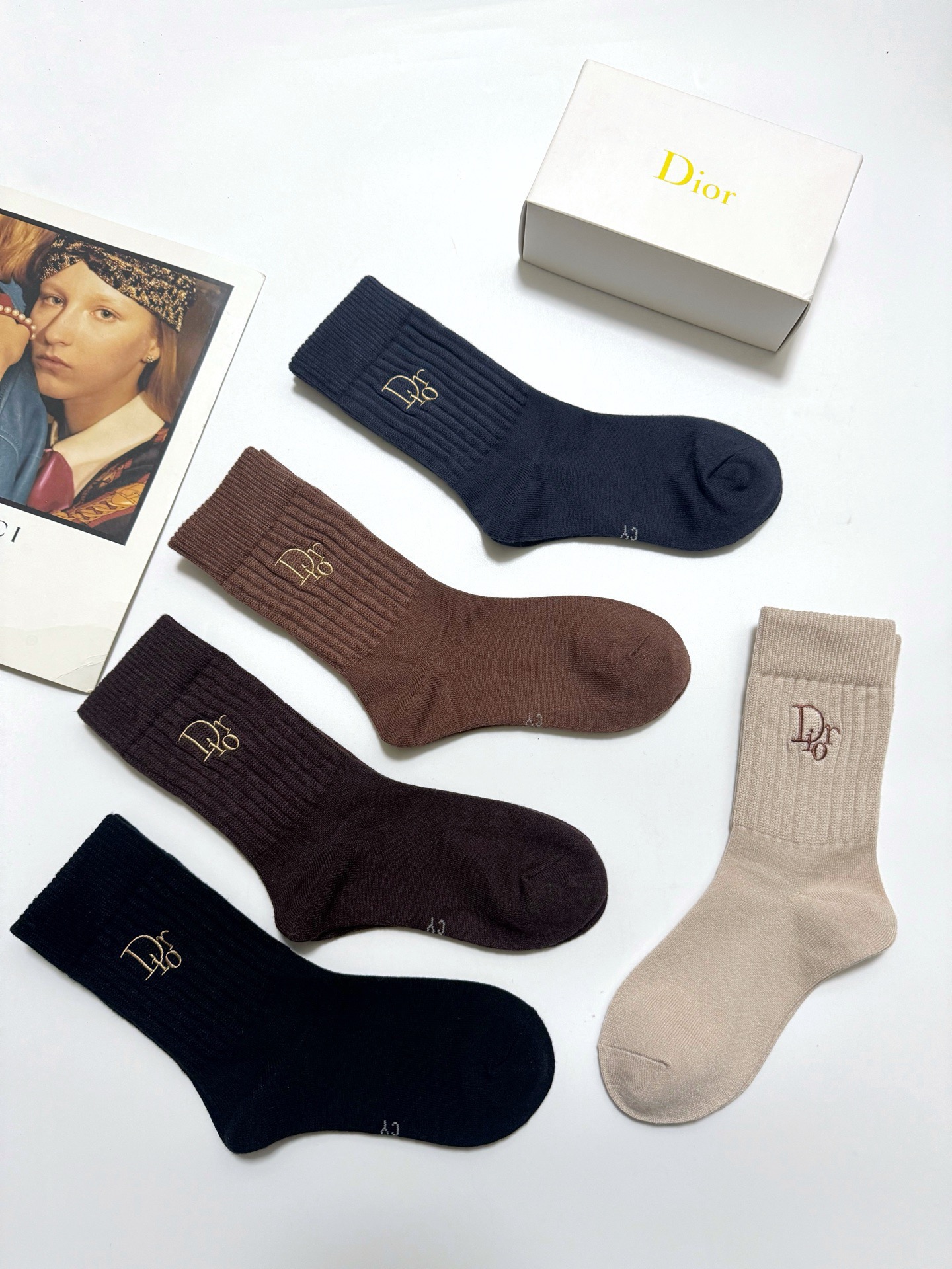 配包装🌟【一盒5 双】男女同款 🌟Dior 迪奥 经典字母logo 羊绒混纺中筒袜 ，ins超火爆空调袜