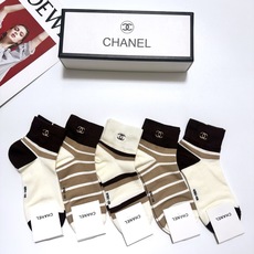 配包装🌟【一盒5 双】春季新款 🌟Chanel 香奈儿 经典刺绣字母logo 纯棉短筒袜 ,ins超 配包装🌟【一盒5 双】春季新款 🌟Chanel 香奈儿 经典刺绣字母logo 纯棉短筒袜 ,ins超