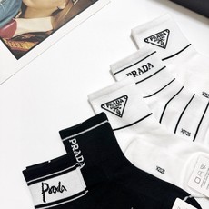 配包装🌟【一盒5 双】 🌟Prada 普拉达 经典字母logo 纯棉短筒袜 ,ins超火爆短袜,纯棉面料 配包装🌟【一盒5 双】 🌟Prada 普拉达 经典字母logo 纯棉短筒袜 ,ins超火爆短袜,纯棉面料