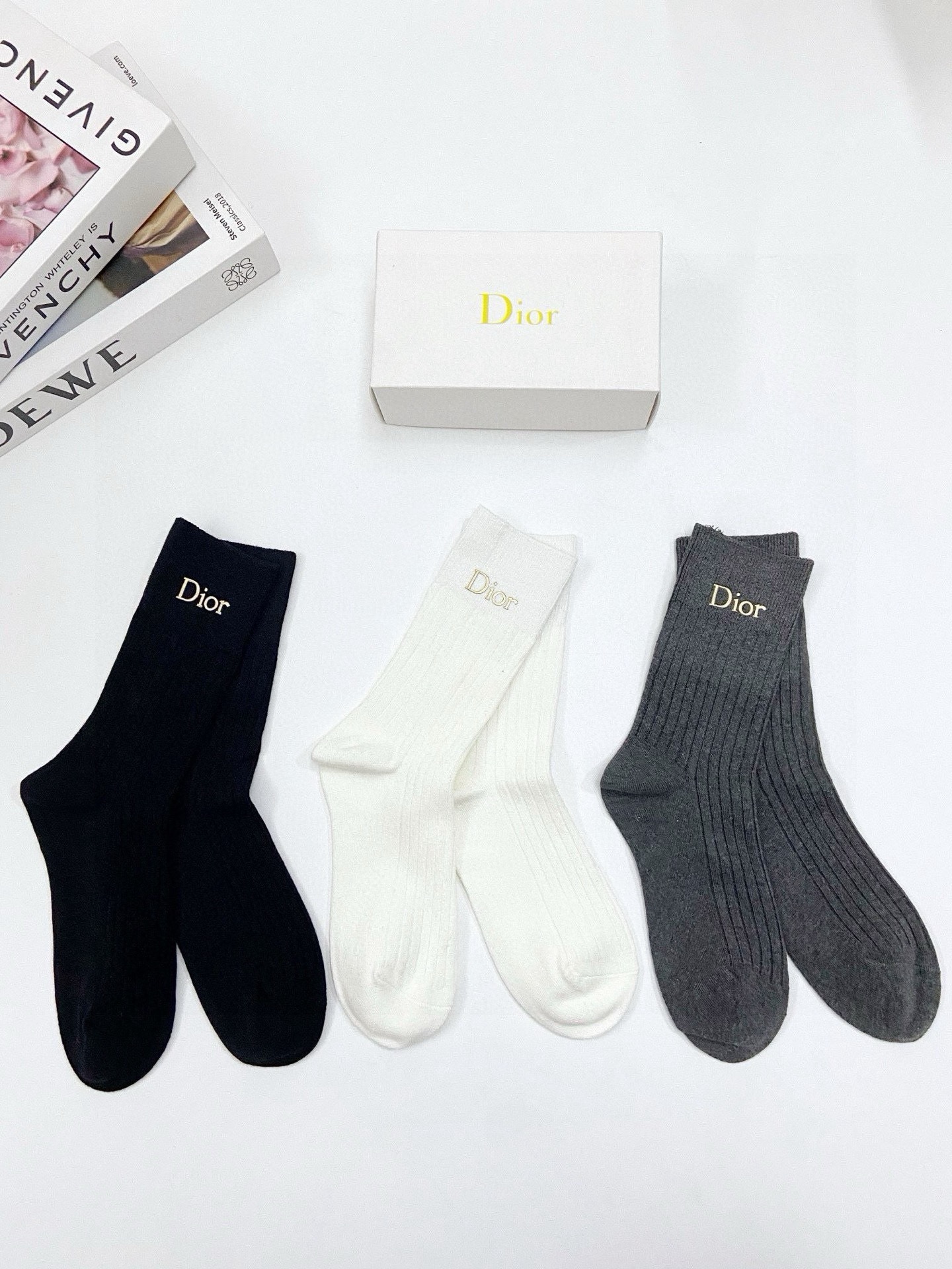 配包装🌟【一盒3 双】🌟 Dior 迪奥 经典字母logo纯棉 中筒袜  🌟经典配色个性时尚🌟ins爆款