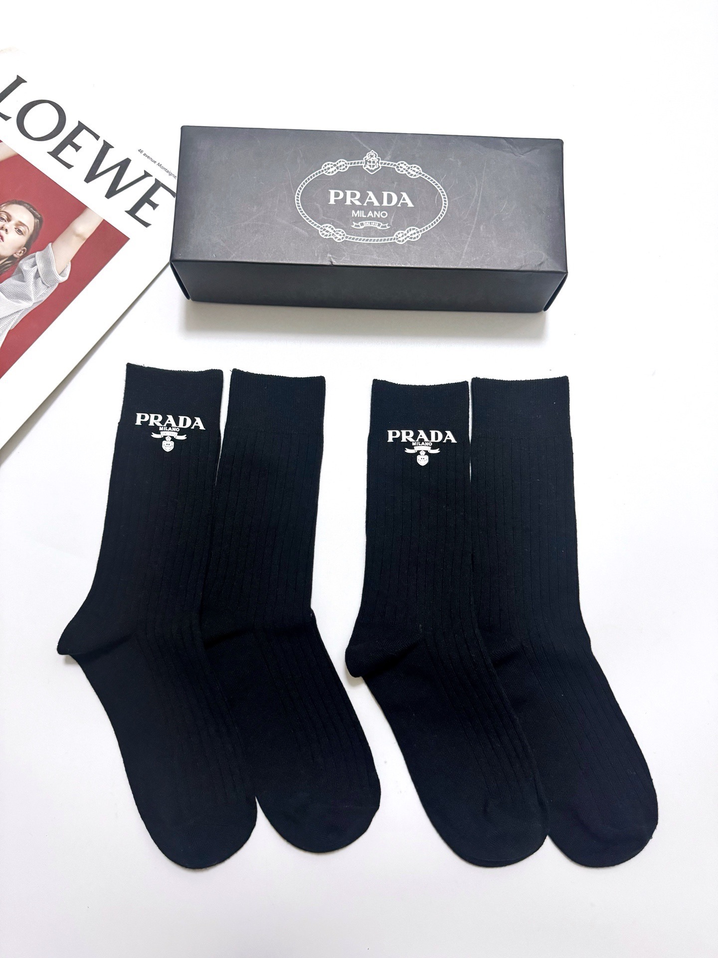 配包装🌟【一盒 2 双】🌟 Prada 经典字母logo纯棉 中筒袜  🌟经典配色个性时尚🌟ins爆款！