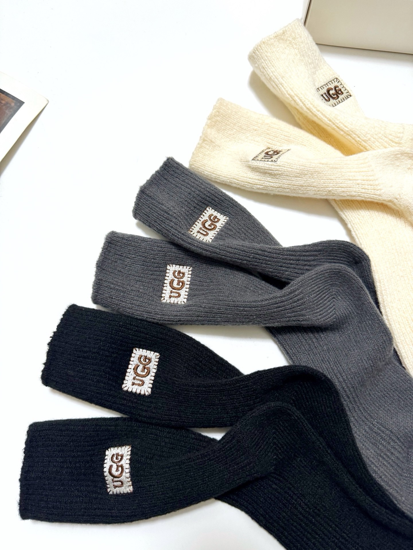 配包装🌟【一盒3双】🌟UGG 经典字母 logo刺绣羊毛 混纺中筒袜  ！超级软糯亲肤！🌟ins爆款！专