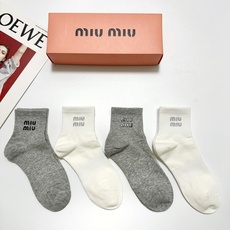 配包装🌟【一盒4双】🌟miumiu 缪缪 经典字母logo 纯棉中筒袜 经典纯色短袜🌟ins爆款!专柜在 配包装🌟【一盒4双】🌟miumiu 缪缪 经典字母logo 纯棉中筒袜 经典纯色短袜🌟ins爆款!专柜在