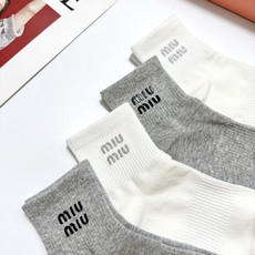 配包装🌟【一盒4双】🌟miumiu 缪缪 经典字母logo 纯棉中筒袜 经典纯色短袜🌟ins爆款!专柜在 配包装🌟【一盒4双】🌟miumiu 缪缪 经典字母logo 纯棉中筒袜 经典纯色短袜🌟ins爆款!专柜在
