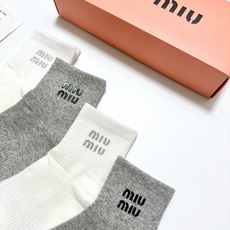 配包装🌟【一盒4双】🌟miumiu 缪缪 经典字母logo 纯棉中筒袜 经典纯色短袜🌟ins爆款!专柜在 配包装🌟【一盒4双】🌟miumiu 缪缪 经典字母logo 纯棉中筒袜 经典纯色短袜🌟ins爆款!专柜在