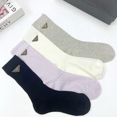 配包装🌟【一盒4 双】🌟Prada 普拉达 经典字母logo 超薄无骨中筒袜,纯棉 条纹小腿袜 堆堆袜 配包装🌟【一盒4 双】🌟Prada 普拉达 经典字母logo 超薄无骨中筒袜,纯棉 条纹小腿袜 堆堆袜