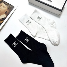 配包装🌟【一盒2 双】 🌟Chanel 香奈儿 经典字母logo ins超火爆中筒袜,纯棉面料,潮人必备 配包装🌟【一盒2 双】 🌟Chanel 香奈儿 经典字母logo ins超火爆中筒袜,纯棉面料,潮人必备