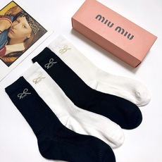 配包装🌟【一盒4 双】🌟缪缪 miumiu 经典字母logo 超薄无骨中筒袜,纯棉 条纹小腿袜 堆堆袜 配包装🌟【一盒4 双】🌟缪缪 miumiu 经典字母logo 超薄无骨中筒袜,纯棉 条纹小腿袜 堆堆袜