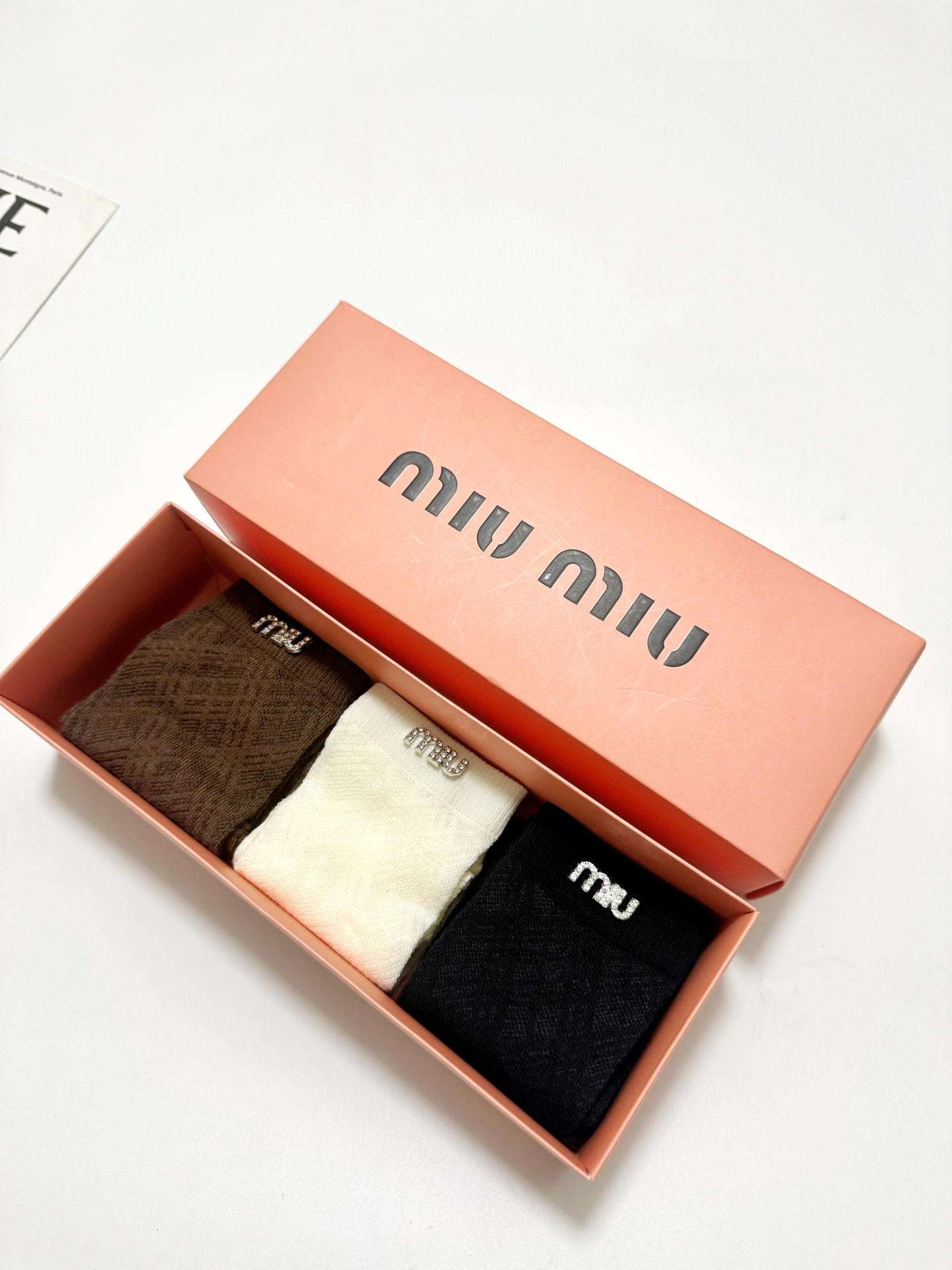 配包装🌟【一盒3 双】🌟miumiu 缪缪 经典字母logo中筒丝袜 网袜中筒袜 小腿袜 🌟ins爆款！