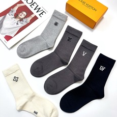 配包装🌟【一盒5 双】男士福利款 🌟LV 路易威登 经典刺绣字母logo 羊绒混纺中筒袜 ,软糯亲肤 配包装🌟【一盒5 双】男士福利款 🌟LV 路易威登 经典刺绣字母logo 羊绒混纺中筒袜 ,软糯亲肤