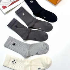 配包装🌟【一盒5 双】男士福利款 🌟LV 路易威登 经典刺绣字母logo 羊绒混纺中筒袜 ,软糯亲肤 配包装🌟【一盒5 双】男士福利款 🌟LV 路易威登 经典刺绣字母logo 羊绒混纺中筒袜 ,软糯亲肤