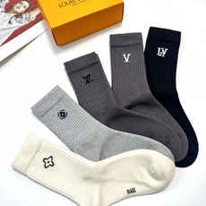 配包装🌟【一盒5 双】男士福利款 🌟LV 路易威登 经典刺绣字母logo 羊绒混纺中筒袜 ,软糯亲肤 配包装🌟【一盒5 双】男士福利款 🌟LV 路易威登 经典刺绣字母logo 羊绒混纺中筒袜 ,软糯亲肤