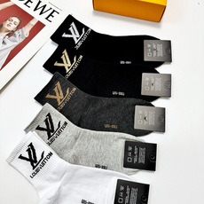 配包装🌟【一盒5 双】 🌟LV 路易威登 经典字母logo ins超火爆中筒袜,纯棉面料,潮人必备 ,经 配包装🌟【一盒5 双】 🌟LV 路易威登 经典字母logo ins超火爆中筒袜,纯棉面料,潮人必备 ,经