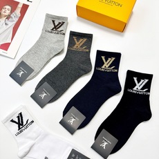 配包装🌟【一盒5 双】 🌟LV 路易威登 经典字母logo ins超火爆中筒袜,纯棉面料,潮人必备 ,经 配包装🌟【一盒5 双】 🌟LV 路易威登 经典字母logo ins超火爆中筒袜,纯棉面料,潮人必备 ,经