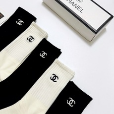 配包装🌟【一盒5 双】 🌟Chanel 香奈儿 经典刺绣字母logo 纯棉中筒袜 ,ins超火爆小腿 配包装🌟【一盒5 双】 🌟Chanel 香奈儿 经典刺绣字母logo 纯棉中筒袜 ,ins超火爆小腿