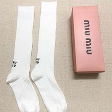 配包装🌟【一盒一 双】 🌟缪缪 miumiu 经典字母logo纯棉袜 小腿堆堆袜,ins超火爆红人同款, 配包装🌟【一盒一 双】 🌟缪缪 miumiu 经典字母logo纯棉袜 小腿堆堆袜,ins超火爆红人同款,