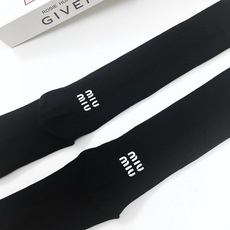 配包装🌟【一盒一 双】 🌟缪缪 miumiu 经典字母logo纯棉袜 小腿堆堆袜,ins超火爆红人同款, 配包装🌟【一盒一 双】 🌟缪缪 miumiu 经典字母logo纯棉袜 小腿堆堆袜,ins超火爆红人同款,