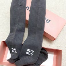 配包装🌟【一盒一 双】 🌟缪缪 miumiu 经典字母logo纯棉袜 小腿堆堆袜,ins超火爆红人同款, 配包装🌟【一盒一 双】 🌟缪缪 miumiu 经典字母logo纯棉袜 小腿堆堆袜,ins超火爆红人同款,