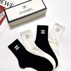 配包装🌟【一盒4双】🌟Chanel 香奈儿 经典纯色 字母logo 纯棉中筒袜 🌟ins爆款!专柜在售i 配包装🌟【一盒4双】🌟Chanel 香奈儿 经典纯色 字母logo 纯棉中筒袜 🌟ins爆款!专柜在售i