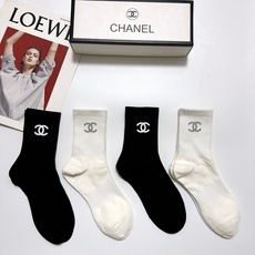 配包装🌟【一盒4双】🌟Chanel 香奈儿 经典纯色 字母logo 纯棉中筒袜 🌟ins爆款!专柜在售i 配包装🌟【一盒4双】🌟Chanel 香奈儿 经典纯色 字母logo 纯棉中筒袜 🌟ins爆款!专柜在售i
