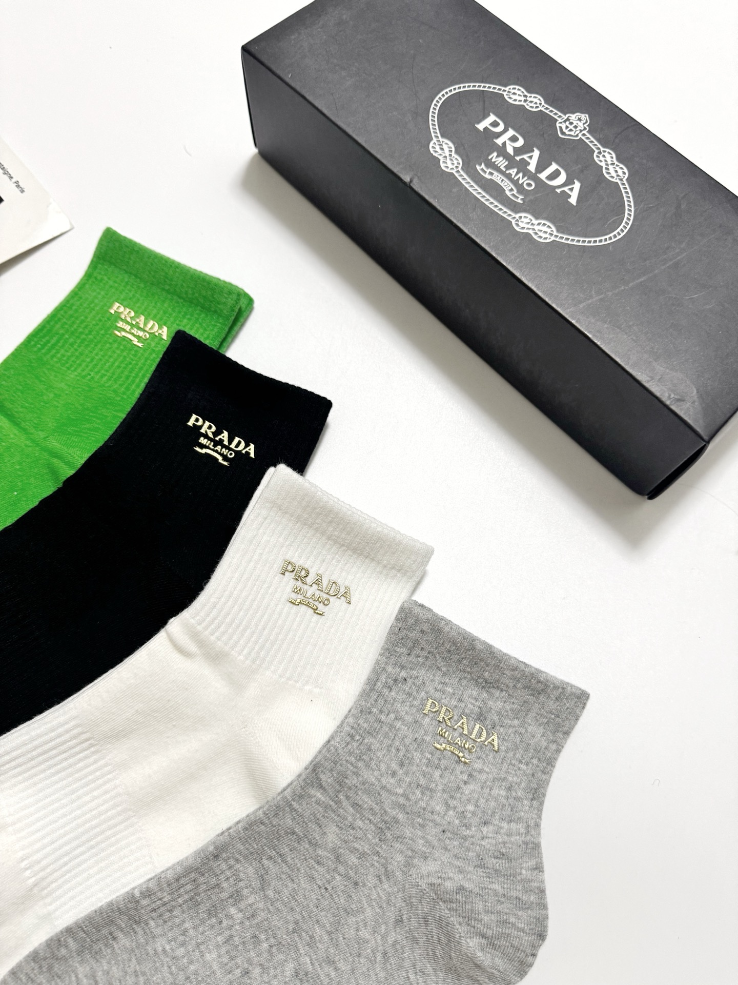 配包装🌟【一盒4 双】🌟Prada 普拉达 经典字母logo 透气纯棉中筒袜  ，重工配饰，ins超火爆