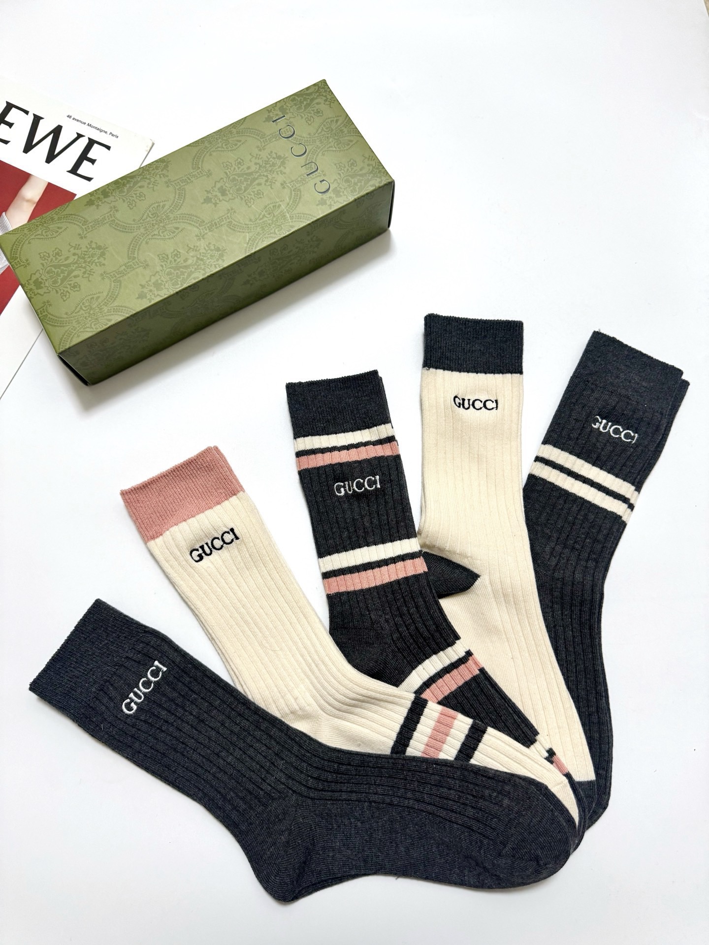 配包装🌟【一盒5 双】 🌟Gucci 古琦 经典刺绣字母logo 纯棉中筒袜   ，ins超火爆小腿袜，