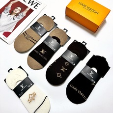 配包装🌟【一盒3双】 🌟Chanel 香奈儿 经典字母logo 速干中筒袜 ,ins超火爆薄款空调袜 配包装🌟【一盒3双】 🌟Chanel 香奈儿 经典字母logo 速干中筒袜 ,ins超火爆薄款空调袜