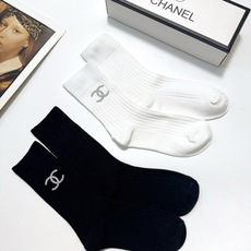 配包装🌟【一盒2 双】 🌟Chanel 香奈儿 经典字母logo ins超火爆中筒袜,纯棉面料,潮人必备 配包装🌟【一盒2 双】 🌟Chanel 香奈儿 经典字母logo ins超火爆中筒袜,纯棉面料,潮人必备