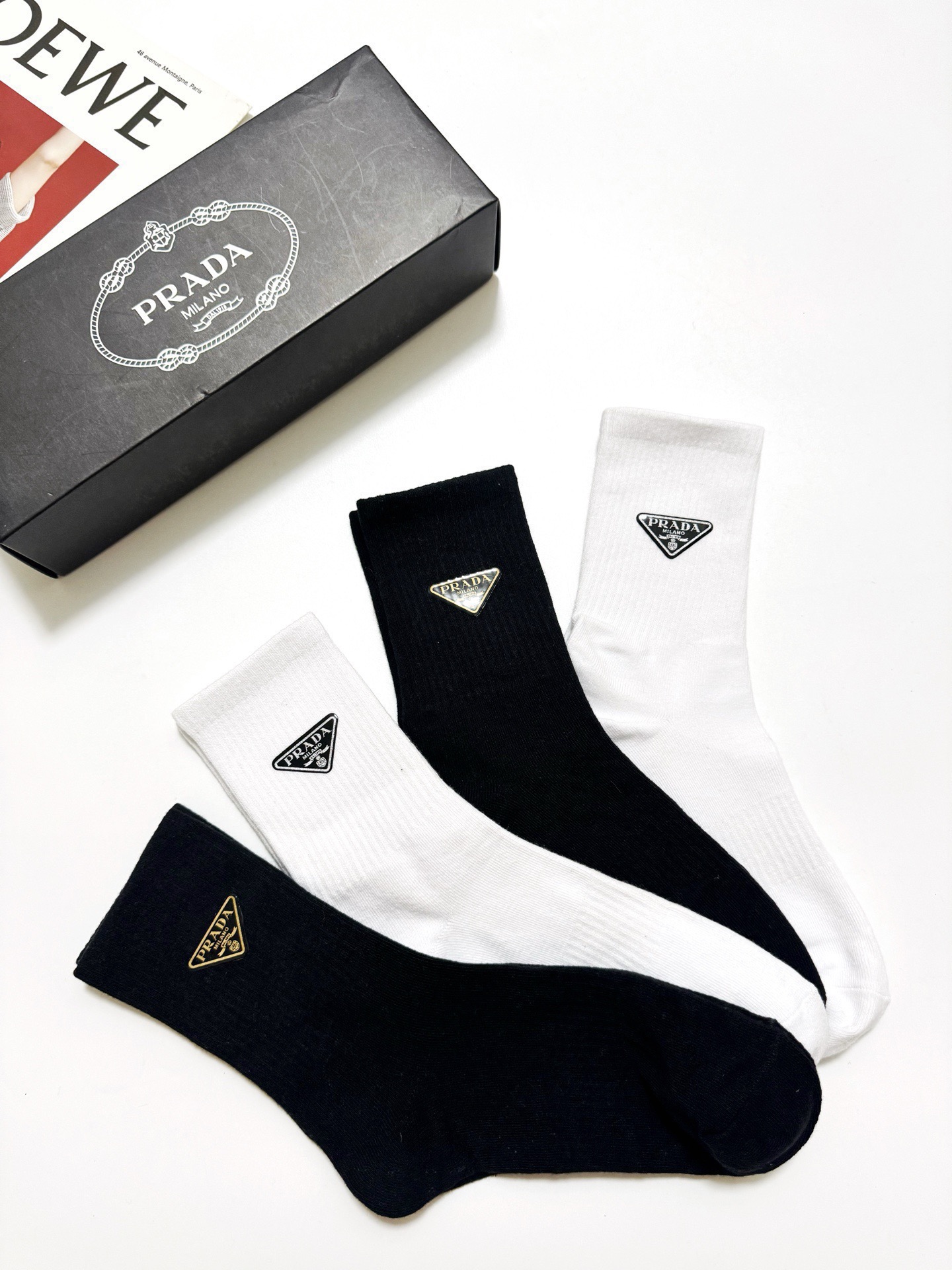 配包装🌟【一盒4 双】🌟Prada 普拉达 经典字母logo纯棉中筒袜  🌟ins爆款！专柜在售ing 