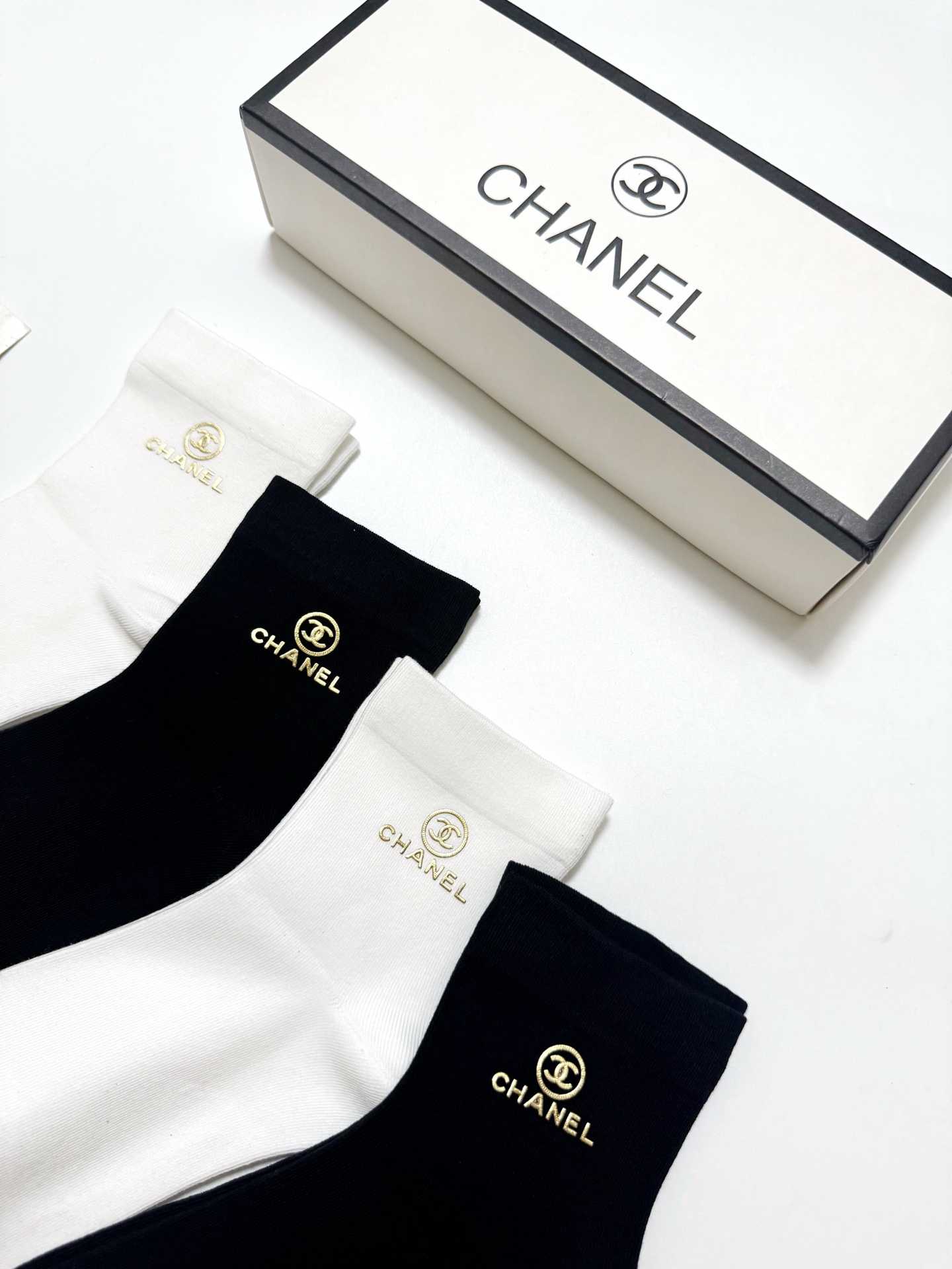 配包装🌟【一盒5双】 🌟Chanel 香奈儿 经典字母logo 纯棉短筒袜   ，ins火爆纯色设计，潮
