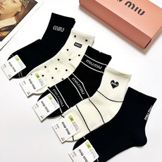 配包装🌟【一盒5 双】🌟缪缪 miumiu 经典字母 logo纯棉 中筒袜 !超级软糯亲肤!🌟ins爆 配包装🌟【一盒5 双】🌟缪缪 miumiu 经典字母 logo纯棉 中筒袜 !超级软糯亲肤!🌟ins爆