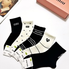 配包装🌟【一盒5 双】🌟缪缪 miumiu 经典字母 logo纯棉 中筒袜 !超级软糯亲肤!🌟ins爆 配包装🌟【一盒5 双】🌟缪缪 miumiu 经典字母 logo纯棉 中筒袜 !超级软糯亲肤!🌟ins爆