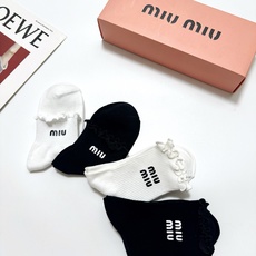 配包装🌟【一盒4双】🌟缪缪 miumiu 经典纯色 字母logo 纯棉中筒袜 短筒袜 🌟ins爆款!专柜 配包装🌟【一盒4双】🌟缪缪 miumiu 经典纯色 字母logo 纯棉中筒袜 短筒袜 🌟ins爆款!专柜