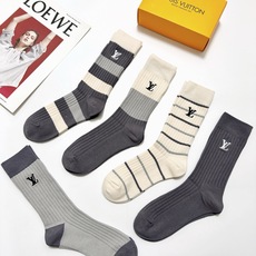 配包装🌟【一盒5 双】 🌟 LV 路易威登 经典刺绣字母logo 纯棉中筒袜 ,ins超火爆小腿袜, 配包装🌟【一盒5 双】 🌟 LV 路易威登 经典刺绣字母logo 纯棉中筒袜 ,ins超火爆小腿袜,