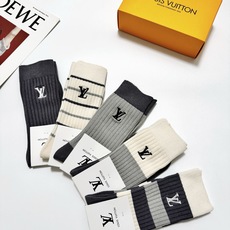 配包装🌟【一盒5 双】 🌟 LV 路易威登 经典刺绣字母logo 纯棉中筒袜 ,ins超火爆小腿袜, 配包装🌟【一盒5 双】 🌟 LV 路易威登 经典刺绣字母logo 纯棉中筒袜 ,ins超火爆小腿袜,