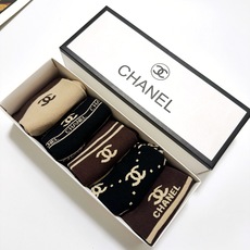 配包装🌟【一盒5 双】 🌟Chanel 香奈儿 经典字母logo ins超火爆中筒袜,纯棉面料,潮人必备 配包装🌟【一盒5 双】 🌟Chanel 香奈儿 经典字母logo ins超火爆中筒袜,纯棉面料,潮人必备