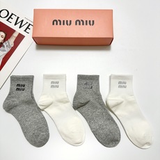 配包装🌟【一盒4双】🌟miumiu 缪缪 经典字母logo 纯棉中筒袜 经典纯色短袜🌟ins爆款!专柜在 配包装🌟【一盒4双】🌟miumiu 缪缪 经典字母logo 纯棉中筒袜 经典纯色短袜🌟ins爆款!专柜在