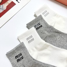 配包装🌟【一盒4双】🌟miumiu 缪缪 经典字母logo 纯棉中筒袜 经典纯色短袜🌟ins爆款!专柜在 配包装🌟【一盒4双】🌟miumiu 缪缪 经典字母logo 纯棉中筒袜 经典纯色短袜🌟ins爆款!专柜在