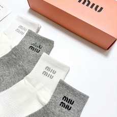 配包装🌟【一盒4双】🌟miumiu 缪缪 经典字母logo 纯棉中筒袜 经典纯色短袜🌟ins爆款!专柜在 配包装🌟【一盒4双】🌟miumiu 缪缪 经典字母logo 纯棉中筒袜 经典纯色短袜🌟ins爆款!专柜在